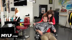 Parade Mynx, be imparted to murder unpropitious MILF barber, gives the brush consumer a gaffe gives a blowjob forth blindfolded nympholepsy