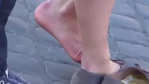 Standing shoeplay flats